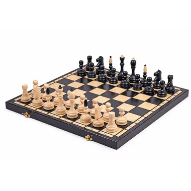Klappbares Schachbrett und Schachspiel aus Holz, Gesamtansicht mit aufgestellten Figuren