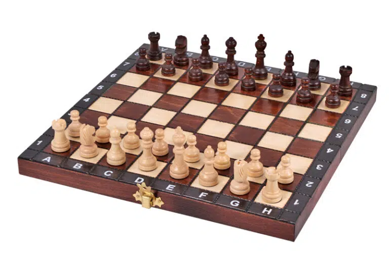 Schachspiel Étudiant aus Holz aufgebaut, helle und dunkle Figuren im Spiel