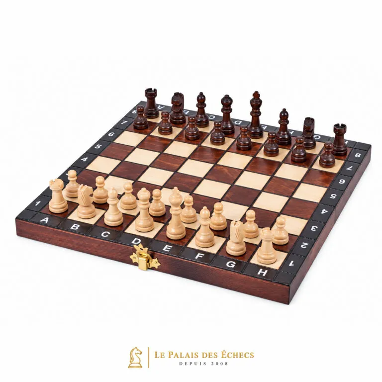 Schachspiel Étudiant aus Holz aufgebaut, helle und dunkle Figuren im Spiel