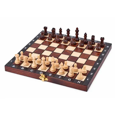 Schachspiel Étudiant aus Holz aufgebaut, helle und dunkle Figuren im Spiel