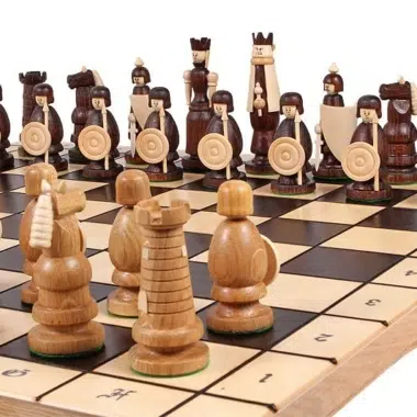 Faltbares Schachbrett und thematisches Schachspiel aus Holz mit Aufbewahrung