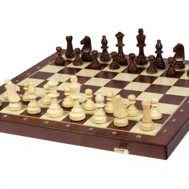Komplettes Schachspiel aus Holz auf klappbarem Schachbrett mit Aufbewahrungsbox