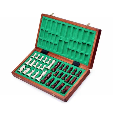 Geöffnete Box mit grünem Filz ausgekleidet, alle Schachfiguren verstaut