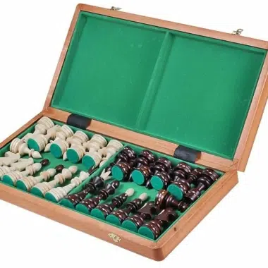 Geöffnete Aufbewahrungsbox mit grünem Filzfach für die Schachfiguren