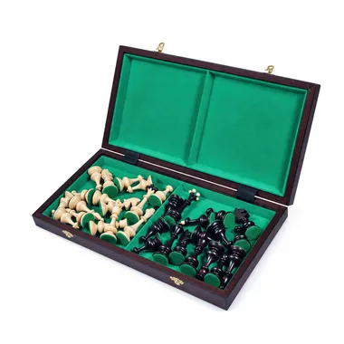 Geöffnete Holzbox mit grünen Filzfächern und verstauten Schachfiguren