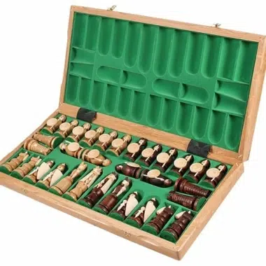 Alternative view of Faltbares Schachbrett und thematisches Schachspiel aus Holz mit Aufbewahrung