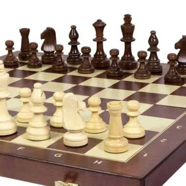 Klappbares Schachbrett schräg betrachtet mit Figuren zu Spielbeginn aufgestellt