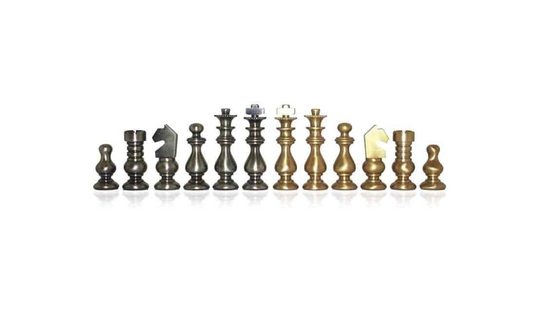 Schachfiguren aus Messing und runder Schachbrett auf Holzfuß aus goldenem Rosenholz mit Aufbewahrungsschublade – Bild 2