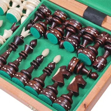 Hölzerne Schachfiguren verstaut im geöffneten Klappkasten