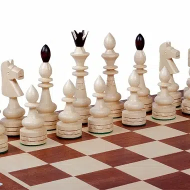 Nahaufnahme der hellen Figuren, König, Dame, Läufer und Springer auf dem Brett