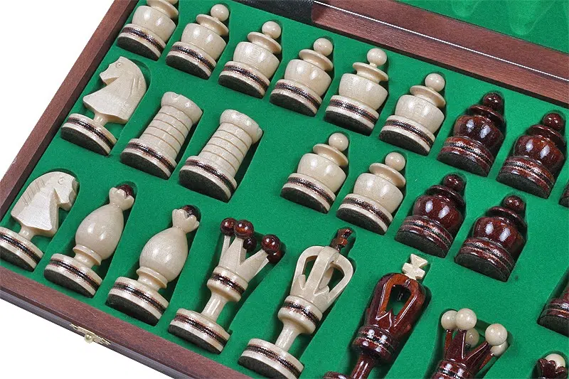 Klappbares Schachbrett und Schachfiguren aus Holz – Bild 9