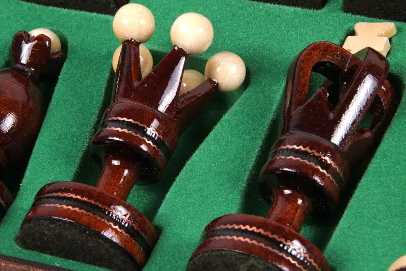 Klappbares Schachbrett und Schachfiguren aus Holz – Bild 8