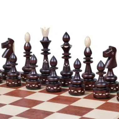 Nahaufnahme der dunklen Figuren, König, Dame, Läufer und Springer im Detail
