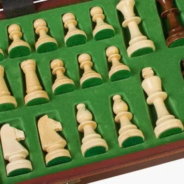 Schachfiguren in ihren mit grünem Filz ausgekleideten Fächern verstaut