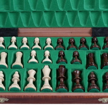 Alternative view of Schachfiguren und faltbares Holzspielbrett