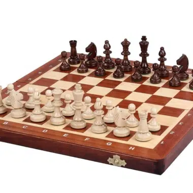 Schachfiguren und faltbares Holzspielbrett