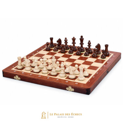 Schachfiguren und klappbares Spielbrett aus Holz