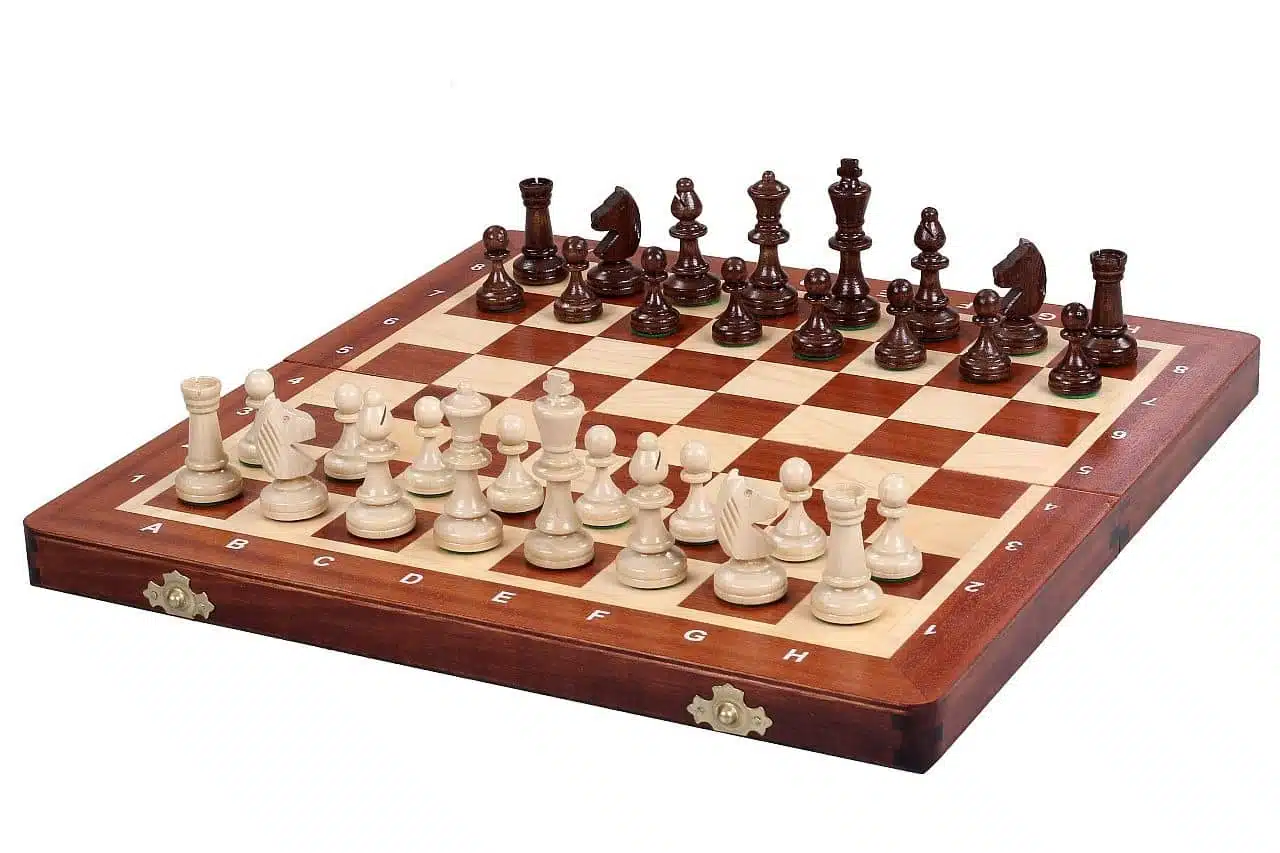 Schachfiguren und faltbares Holzspielbrett