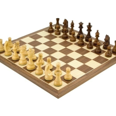 Schachspiel aus goldenem Rosenholz und Schachbrett aus Nussbaumholz