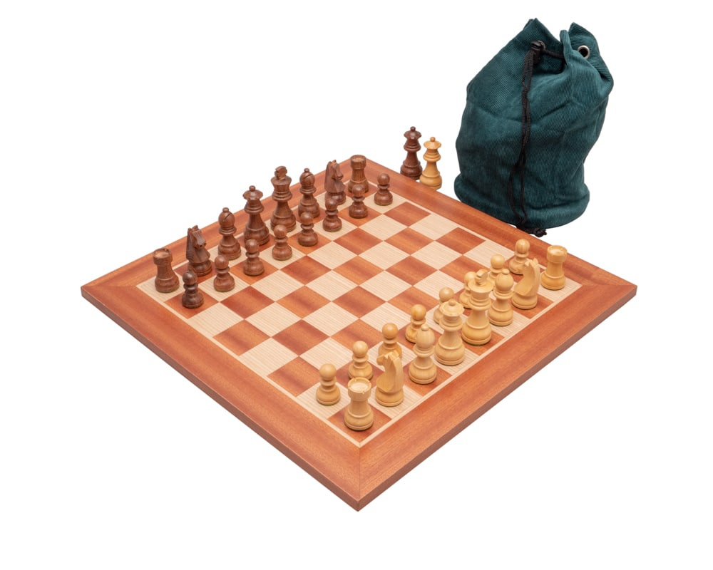 Schachspiel aus Rosenholz und Buchsbaum sowie Schachbrett aus Mahagoni und Birke mit Aufbewahrung