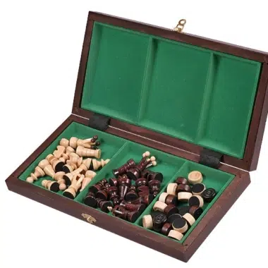 Geöffnete Aufbewahrungsbox aus Holz, Schach- und Damefiguren fachweise sortiert