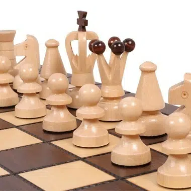 Helle Schachfiguren auf dem Brett, Nahaufnahme von König und Dame