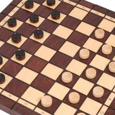 Helle und dunkle Dame-Spielsteine auf den Feldern des Schachbretts verteilt