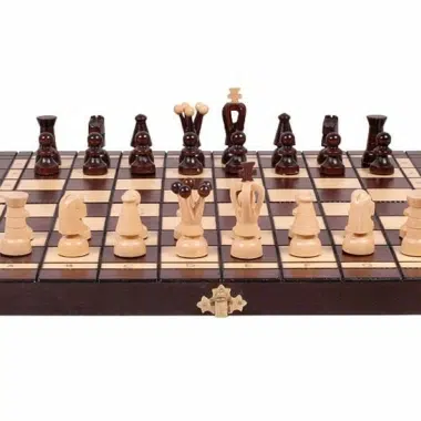 Klappbares Schachspiel aus Holz, Figuren in der Grundaufstellung auf dem Brett