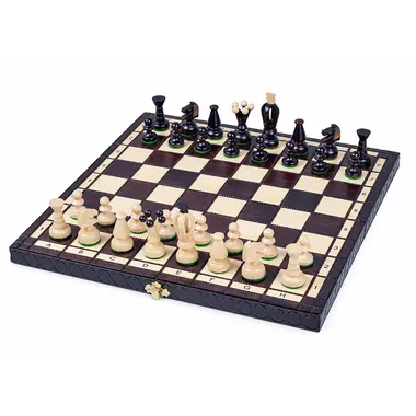 Schachspiel und faltbares Holzschachbrett, Figuren in Ausgangsstellung