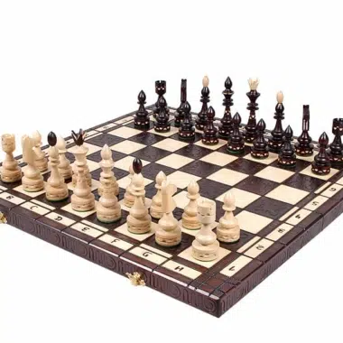Schachspiel und faltbares Schachbrett aus Holz
