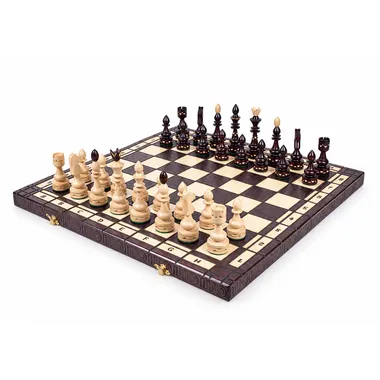 Schachspiel und faltbares Holz-Schachbrett, Figuren spielbereit aufgestellt