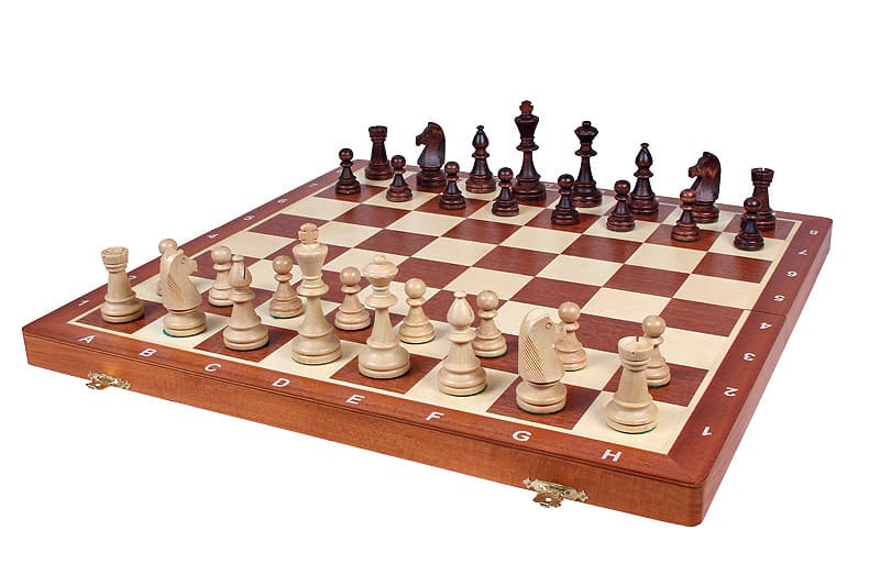 Schachspiel und faltbares Schachbrett aus Holz