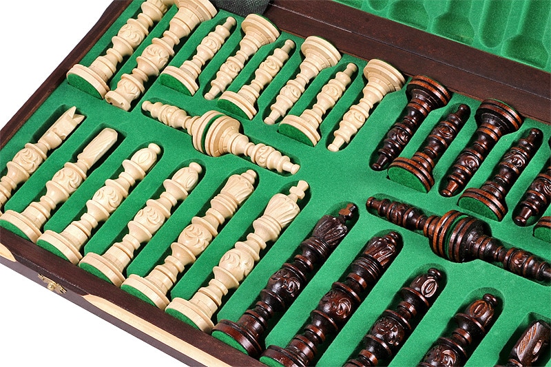 Schachfiguren aus geschnitztem Holz und faltbare Schachbrett aus Holz – Bild 9