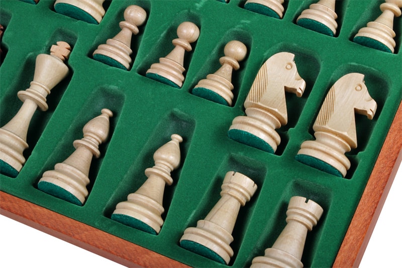 Schachspiel und faltbares Schachbrett aus Holz – Bild 8