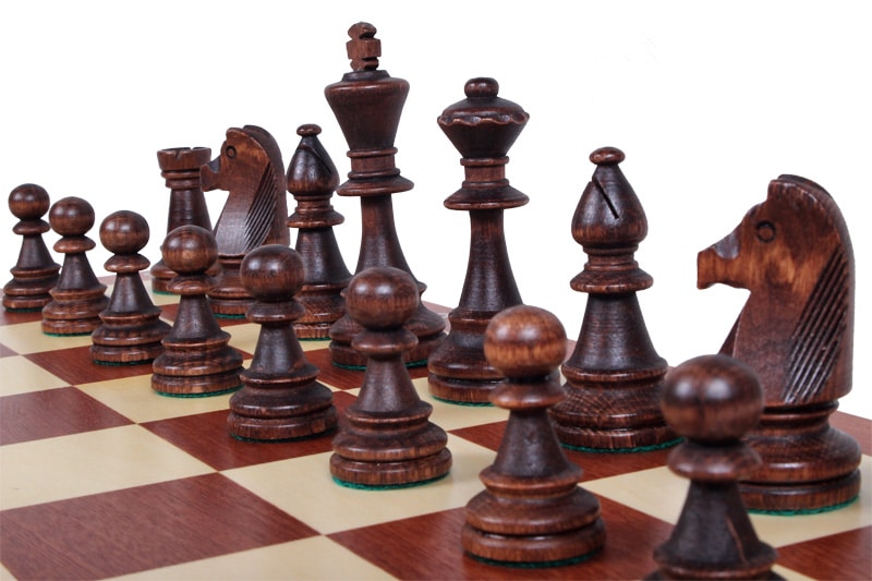 Schachspiel und faltbares Schachbrett aus Holz – Bild 3