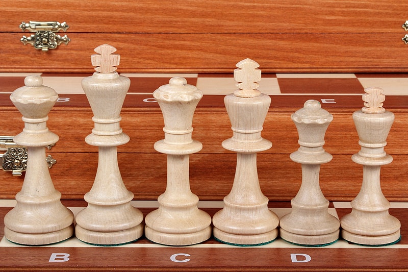 Schachspiel und faltbares Schachbrett aus Holz – Bild 6
