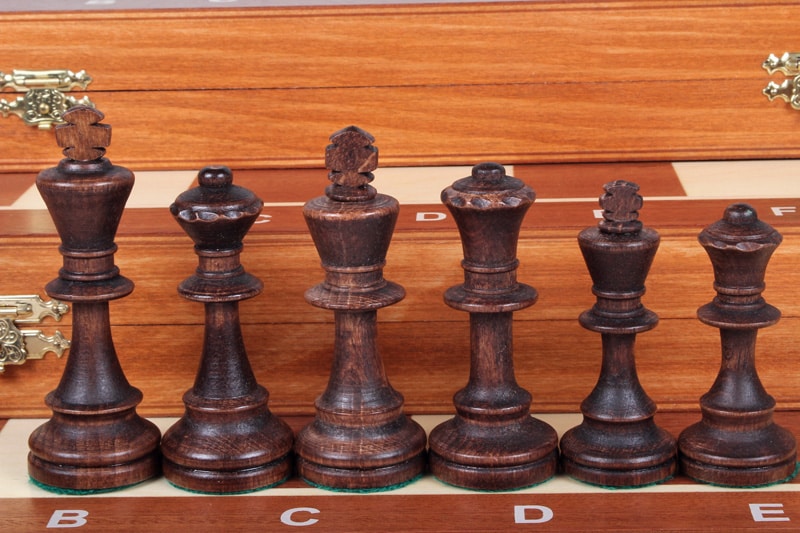 Schachspiel und faltbares Schachbrett aus Holz – Bild 7