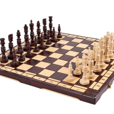 Schachfiguren aus geschnitztem Holz und faltbare Schachbrett aus Holz