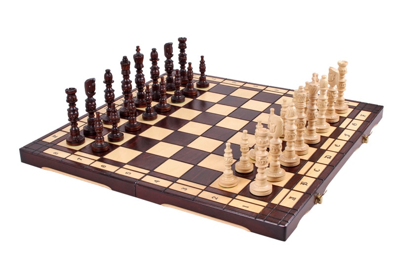 Schachfiguren aus geschnitztem Holz und faltbare Schachbrett aus Holz