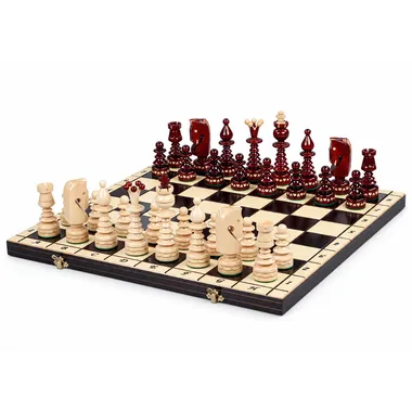 Verziertes Holzschachspiel, Gesamtansicht auf aufgeklapptem Brett