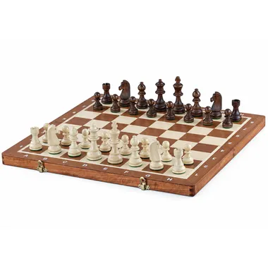 Komplettes Schachspiel mit Holzfiguren auf klappbarem Schachbrett aufgestellt