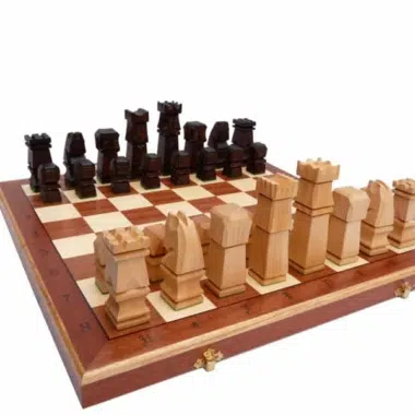 Schachspiel aus kubischem Holz und faltbarem Schachbrett
