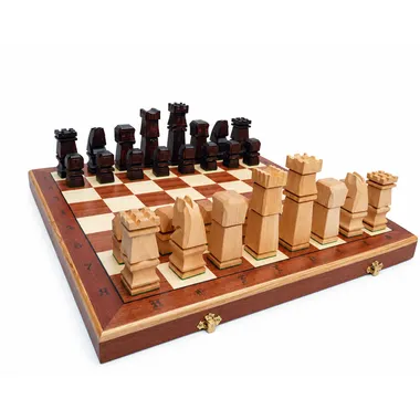 Schachspiel aus kubischem Holz auf dem geöffneten Klappbrett
