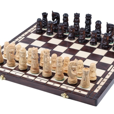 Schachspiel aus Holz mit Skulpturen und faltbarem Schachbrett mit Aufbewahrung