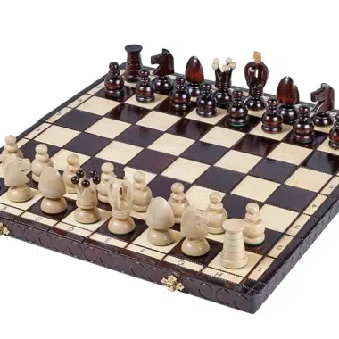 Schachspiel aus Holz und faltbares Schachbrett mit alphanumerischen Holzmarkierungen