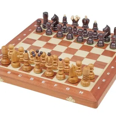 Schachfiguren aus Holz und faltbares Schachbrett aus Holz mit Aufbewahrung