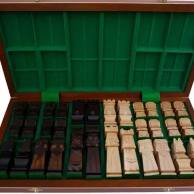 Alternative view of Schachspiel aus kubischem Holz und faltbarem Schachbrett