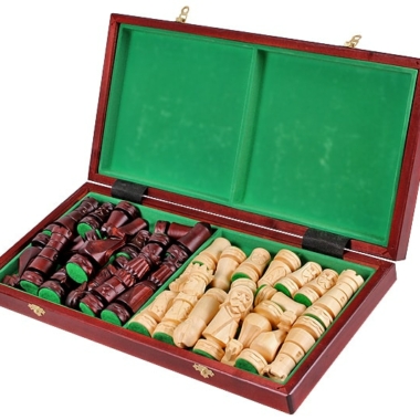 Alternative view of Großes Klapp-Schachbrett aus Holz mit geschnitzten Holzfiguren