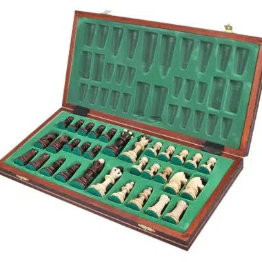 Geöffnete Box mit gepolstertem Innenfach und Schachfiguren