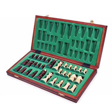 Geöffnete Box mit gepolstertem Innenfach und Schachfiguren